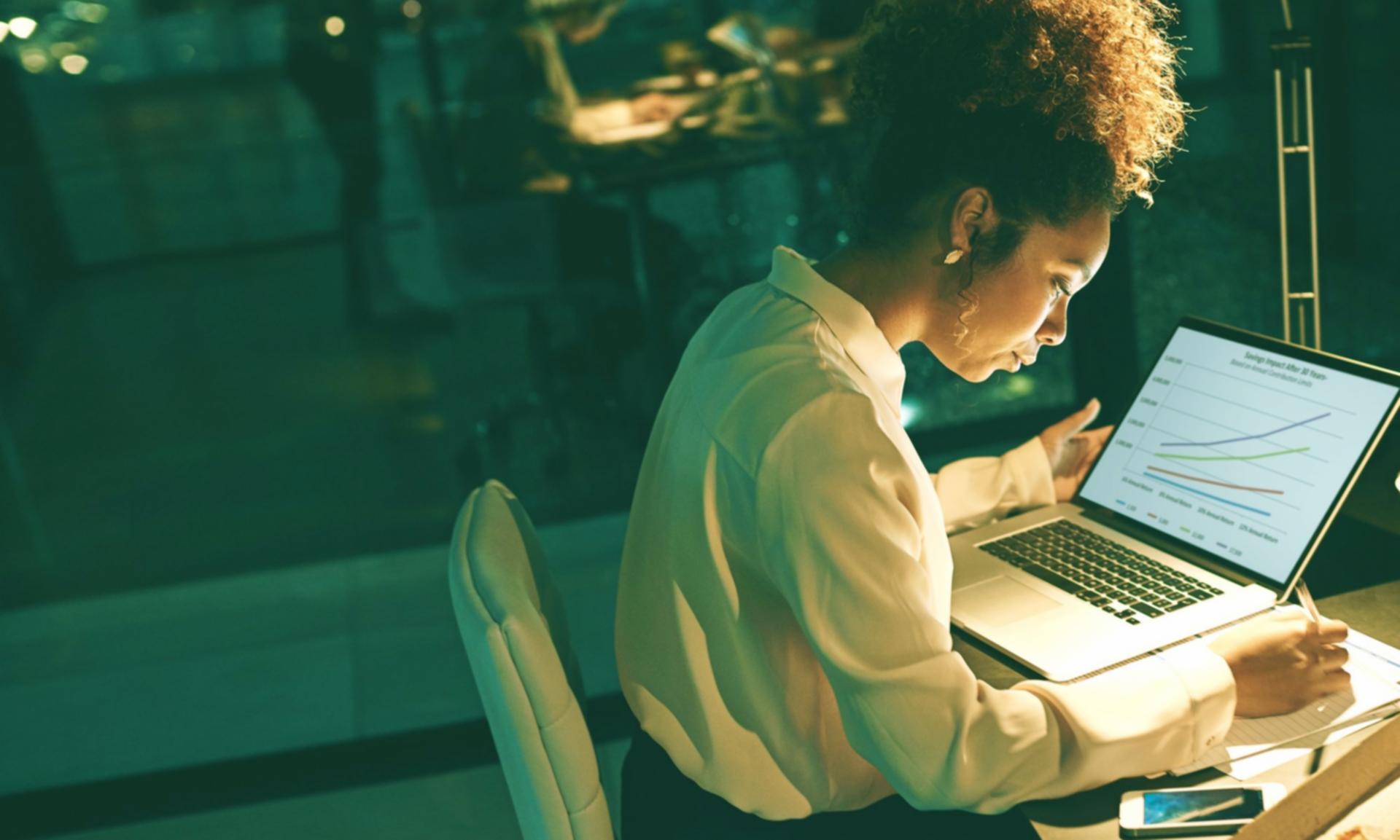 Profesionales colaborando en optimización de contenido